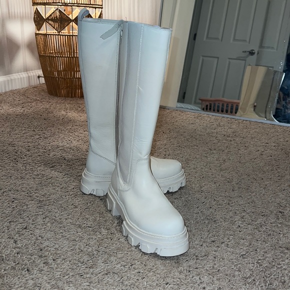 Chunky tall off white boots! Steve Madden - Picture 1 of 5